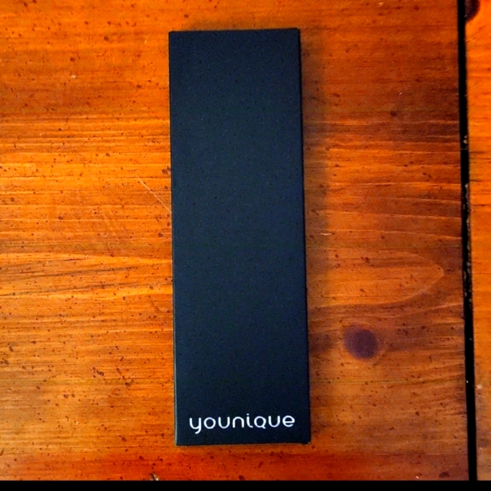 Younique Moodstuck Pressed Quad Shadow Compact
